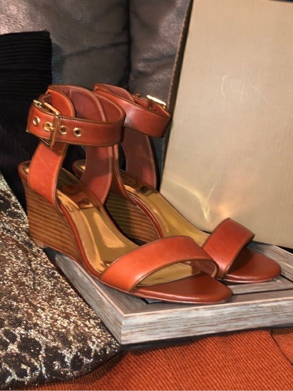 Ted Baker 39 Lernox Camel Brown Trim Stacked Wedge Sandals Gold Tone Hardware - Picture 16 of 16